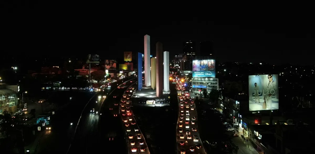 Naucalpan logra iluminar las Torres de Satélite tras pagar una deuda de 2 mdp a la CFE