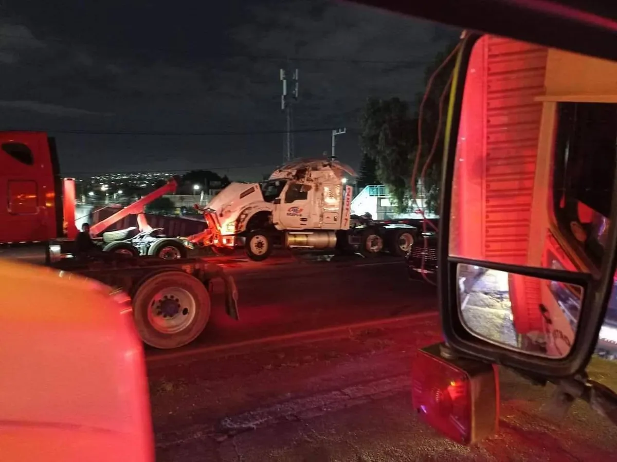 [VIDEO] Tlalnepantla: Volcadura de tráiler obstruye la Av. Jesús Reyes Heroles