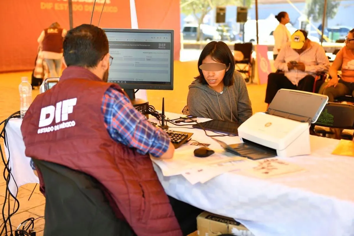 Con este documento, los beneficiarios pueden acceder a descuentos en el trámite de pasaporte, transporte foráneo, laboratorios, farmacias, espacios culturales y diversos comercios.