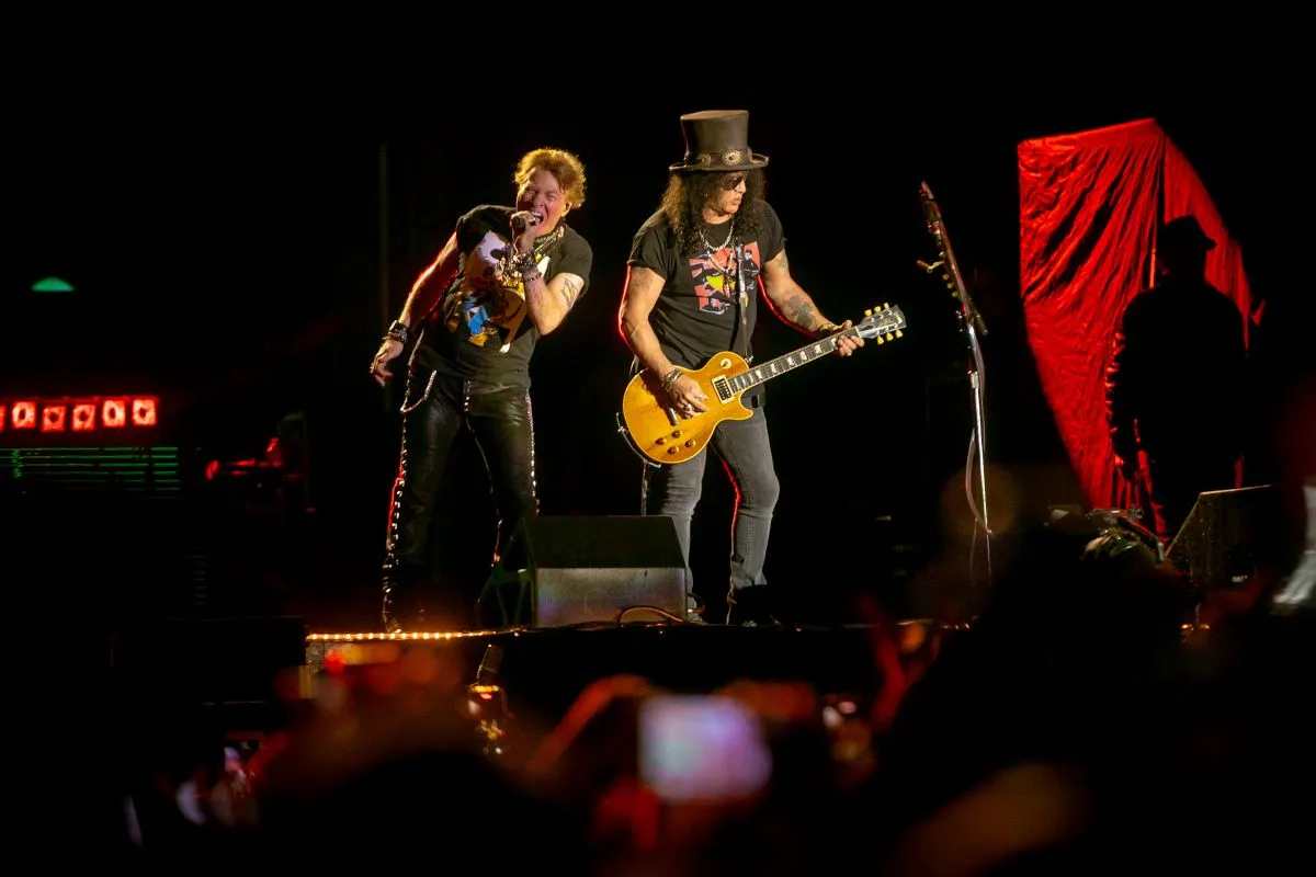 Lla banda liderada por Axl Rose y Slash tenía programada en salir a las 20:55, pero su demora, fieles a su costumbre, hizo que se avivará la preocupación de cancelación al festival de metal. Fotos: Cortesía Alberto Rojas