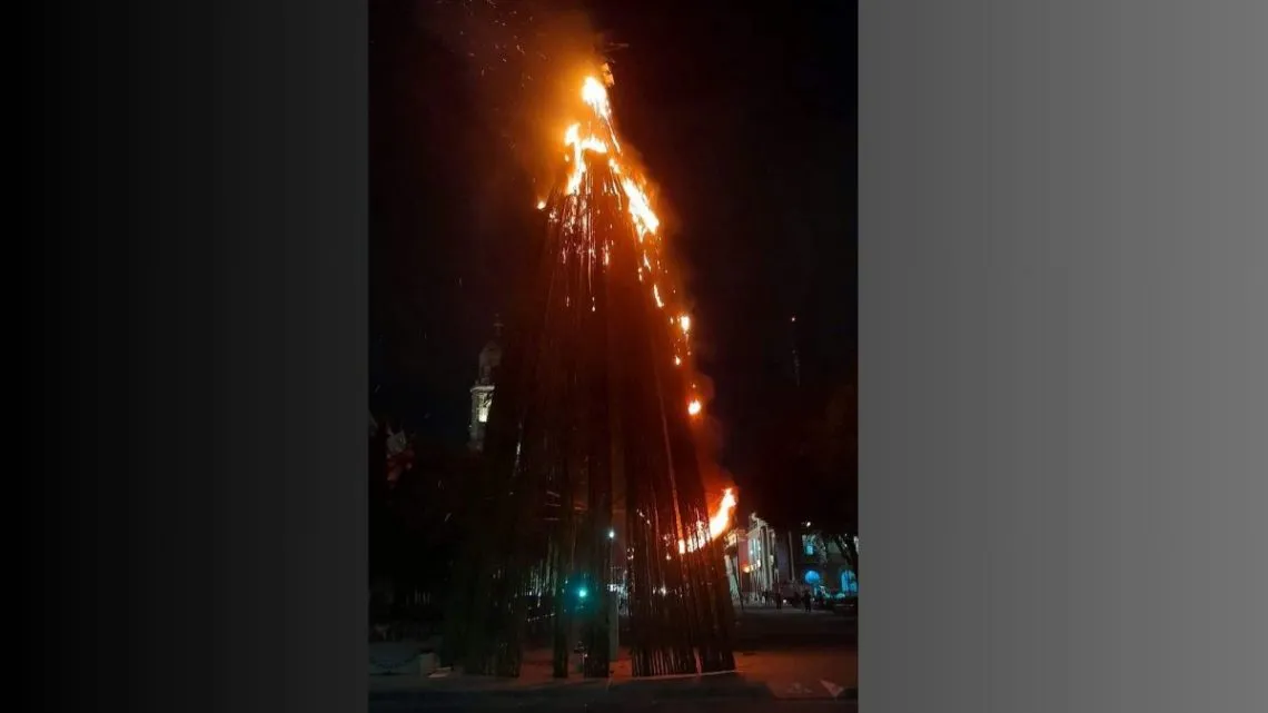 Tlalnepantla: Se incendia árbol de navidad de la explanada Gustavo Baz