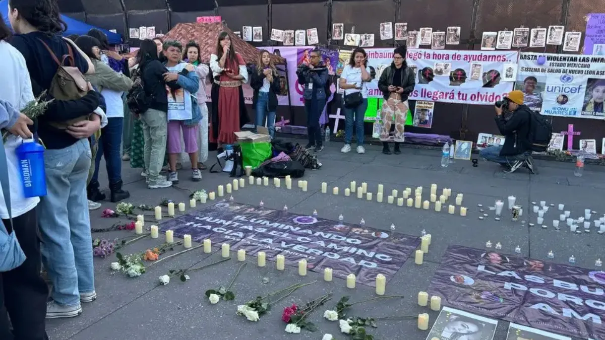 En el Día Internacional de la Mujer, las madres buscadoras colocaron en la acera mantas en tonos morados con la imágenes de sus hijas y las rodearon de velas artificiales y flores, el 8 de marzo de 2025.