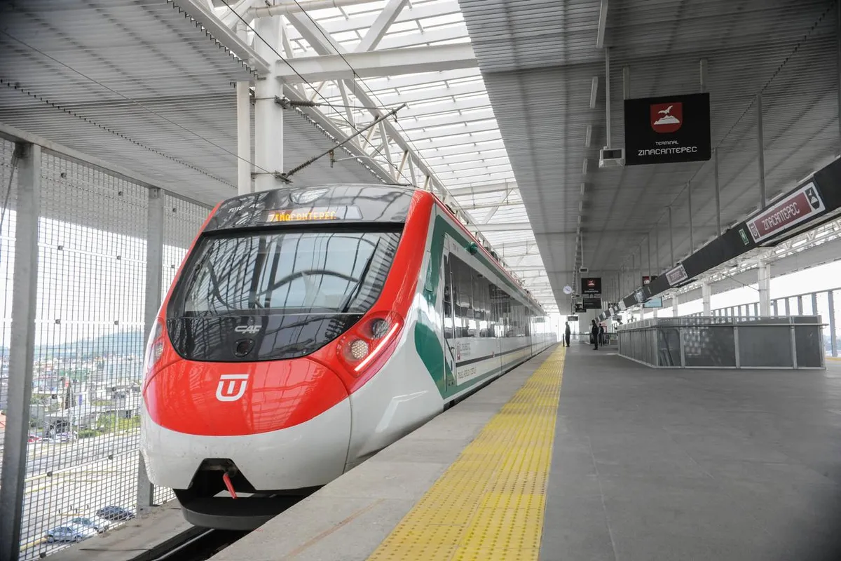 Este sistema de transporte, impulsado por la presidenta Claudia Sheinbaum, conecta a Toluca con la Ciudad de México en un recorrido aproximado de 40 minutos.
