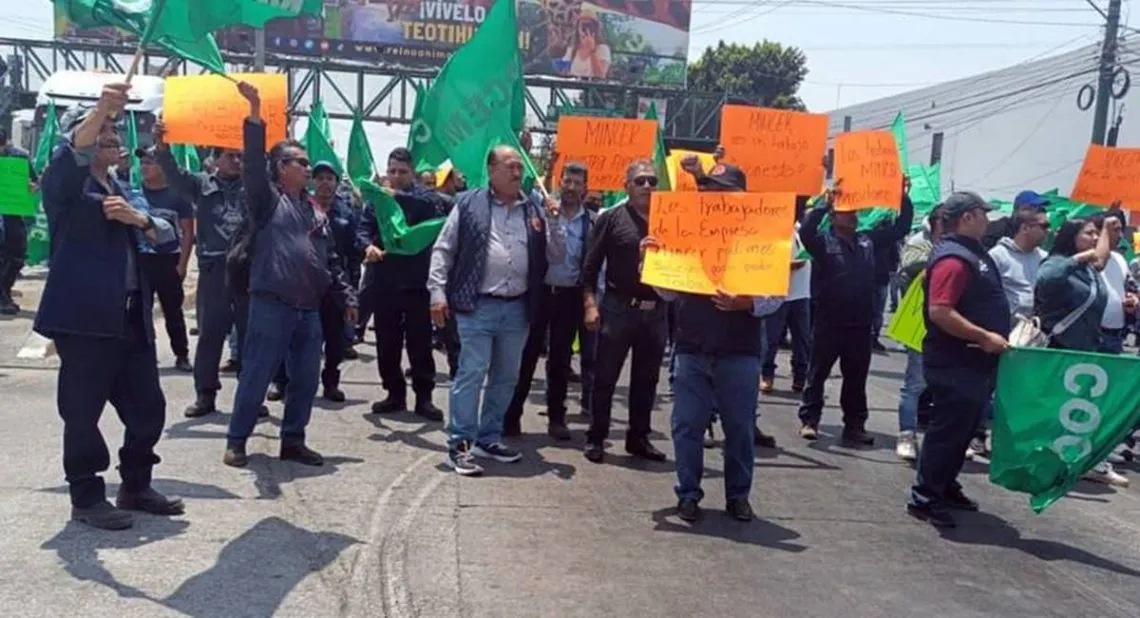 Ecatepec: Trabajadores bloquean la Vía Morelos por cierre de empresa