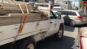 Transportistas colapsan Teoloyucan en protesta por nuevas restricciones