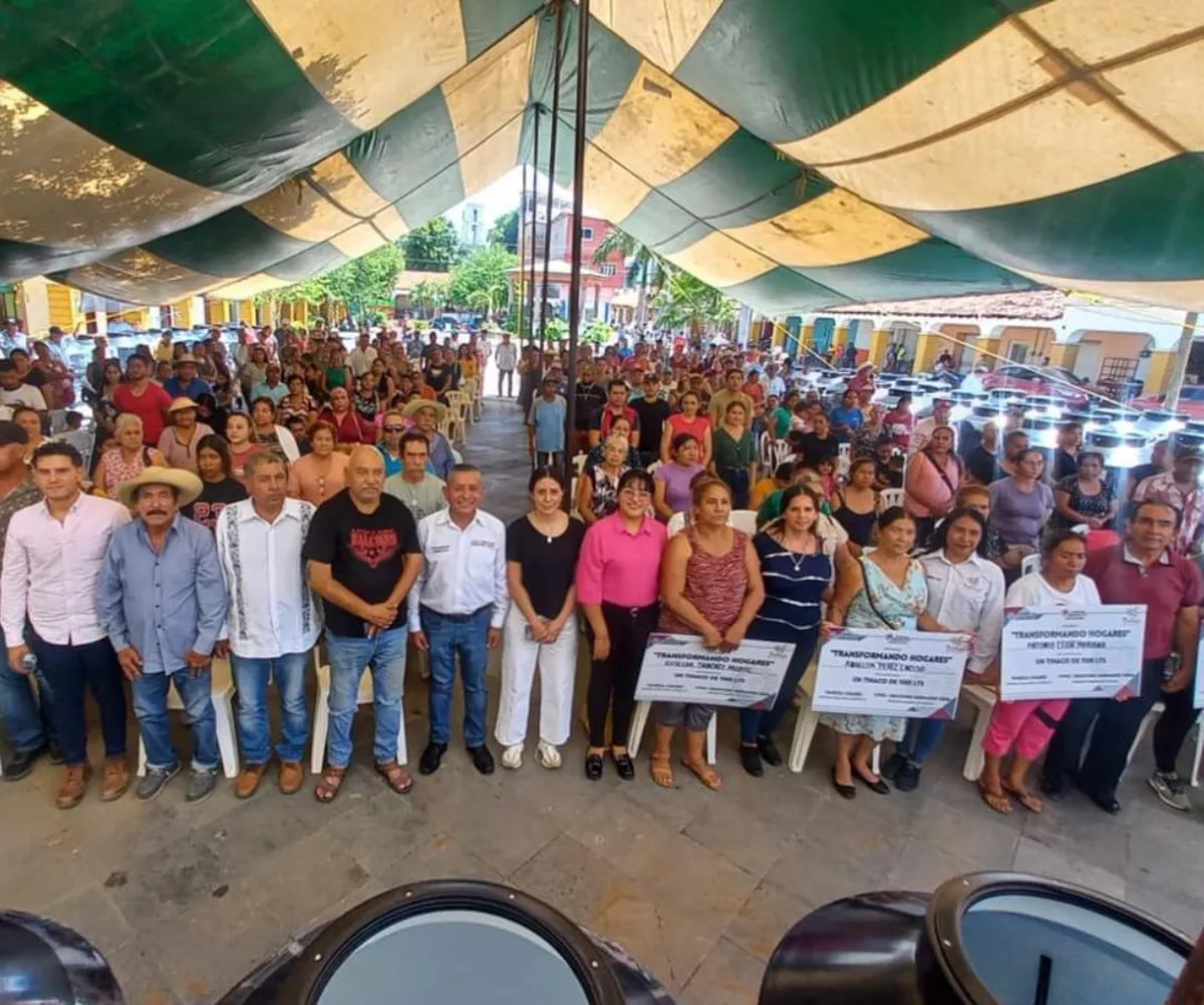 Entregan Vanessa Linares y alcalde de Tlatlaya tinacos y calentadores solares a mil 500 familias