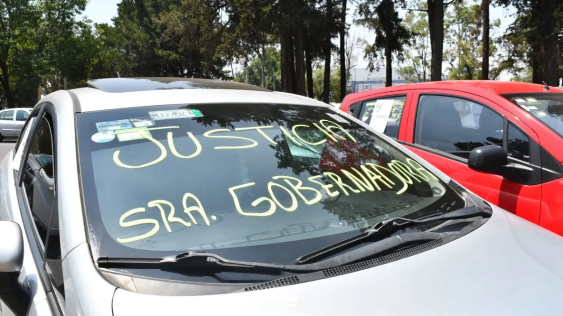 Bloquean paseo Tollocan, exigen encontrar a persona