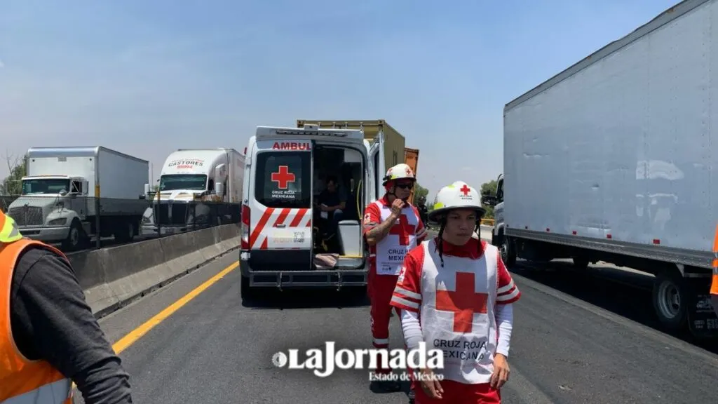 Tráiler de doble remolque chocó en el Circuito Exterior Mexiquense