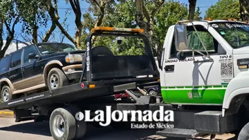 Ayuntamiento retira vehículos estacionados en lugares prohibidos de Toluca