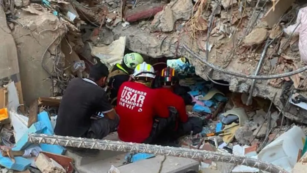Bomberos voluntarios de San Martín de las Pirámides hacen labores de rescate en Venezuela