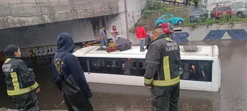 Tlalnepantla: Fueron rescatadas 35 personas tras quedar atrapado el autobús bajo el agua (video)