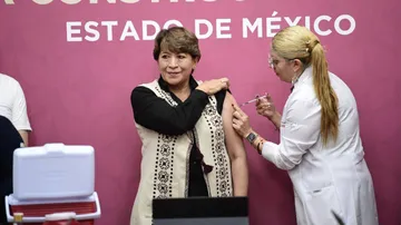 Delfina Gómez se vacuna contra Influenza y COVID-19