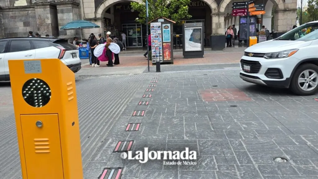 Toluca: Comienzan pruebas de operación de los cruces peatonales inteligentes