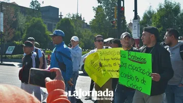 Barberos se manifiestan frente a Palacio de Gobierno de Toluca