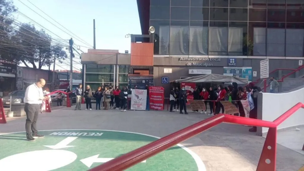 Trabajadores del SAT Tlalnepantla exigen salarios dignos