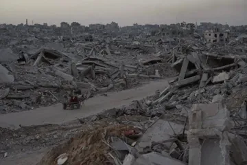 Palestinos entre los escombros dejados por la ofensiva israelí en el barrio de Sheikh Radwan, ciudad de Gaza