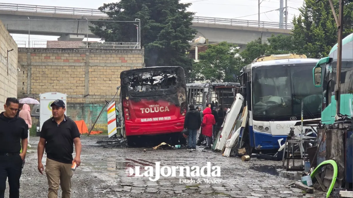 Se incendian unidades de transporte público en Metepec
