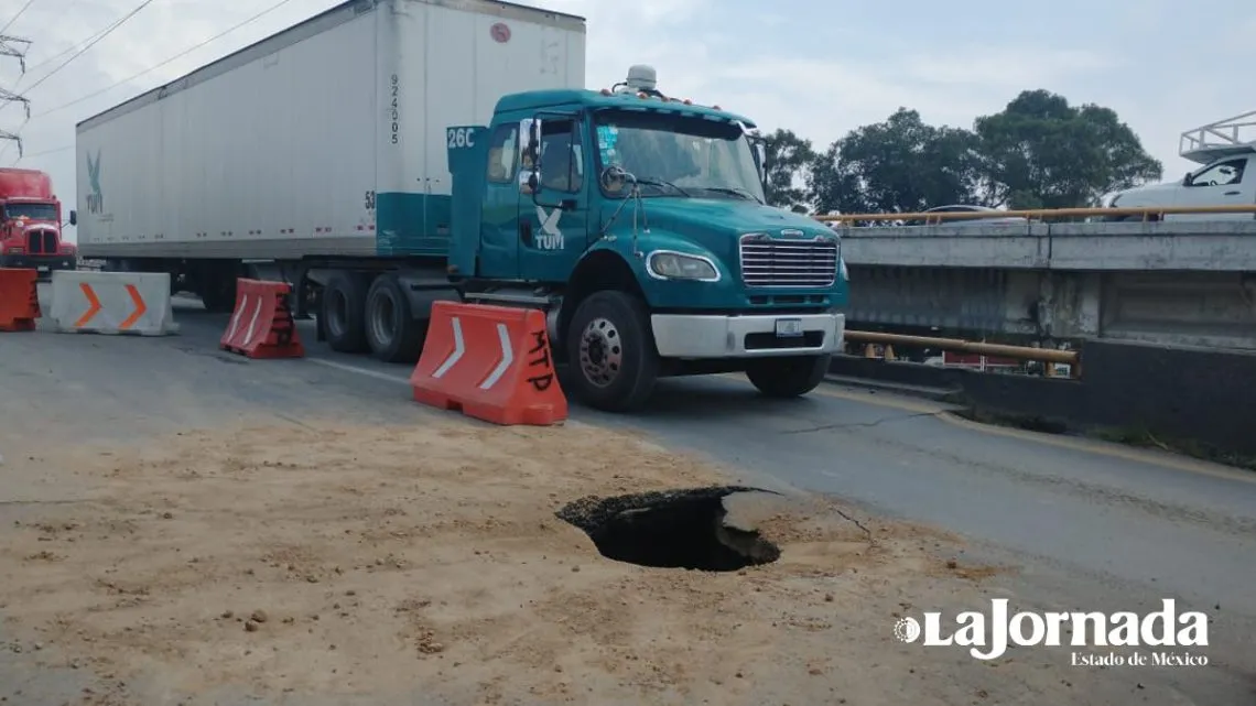 Socavón pone en riesgo puente vehicular en la carretera Texcoco-Lechería