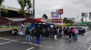 Trabajadores del IMSS cumplen 24 horas de plantón sobre Paseo Tollocan en Toluca