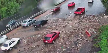 Deslave de tierra y basura afecta carriles de la autopista México-Pachuca dirección CDMX