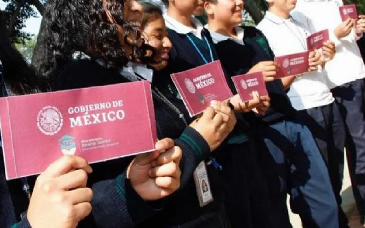 Alumnos mexiquenses recibieron becas de forma anticipada
