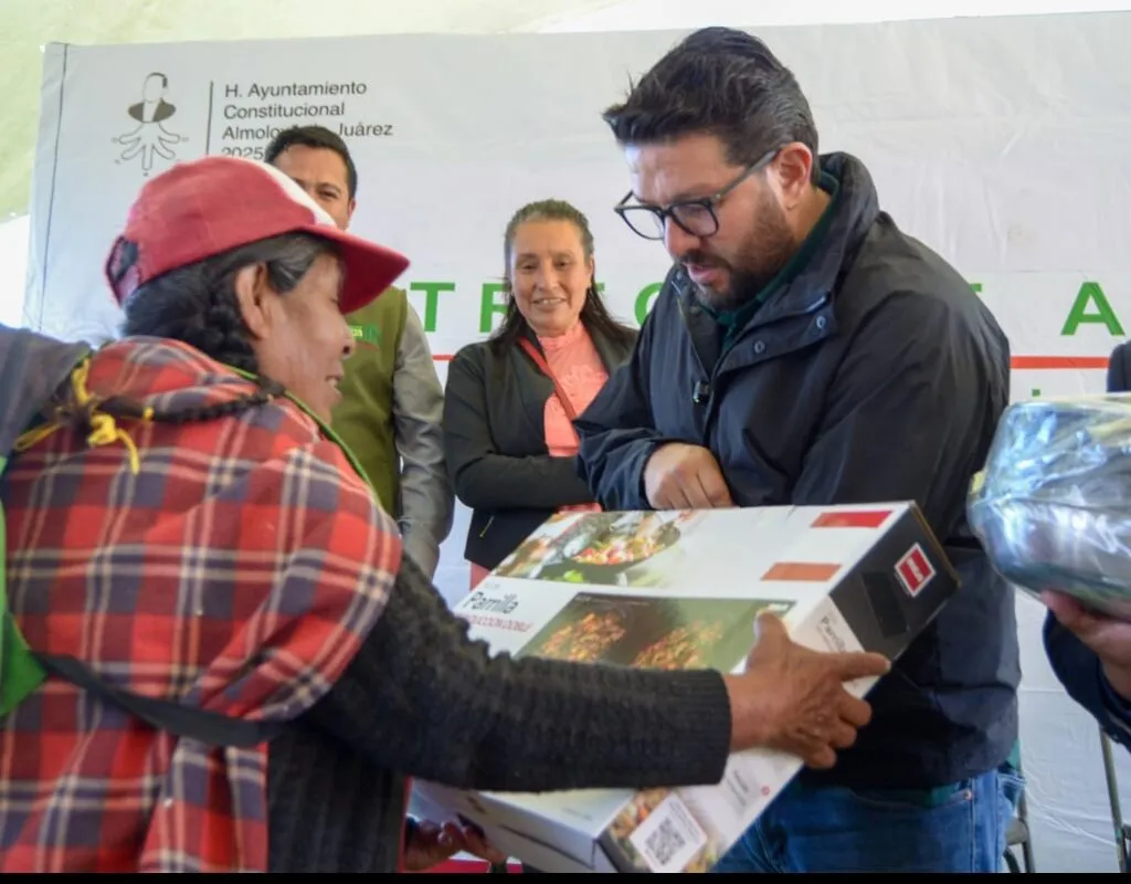Apoyan Almoloya de Juárez y GEM economía de familias de escasos recursos con estufas ecológicas