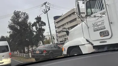 Autoridades de tránsito y servicios de emergencia ya se encuentran en la zona para atender la situación.