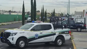 Mujer es asesinada a bordo de su vehículo en Tecámac
