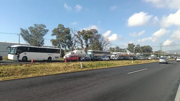 Tráiler con cerveza vuelca en la México–Pirámides