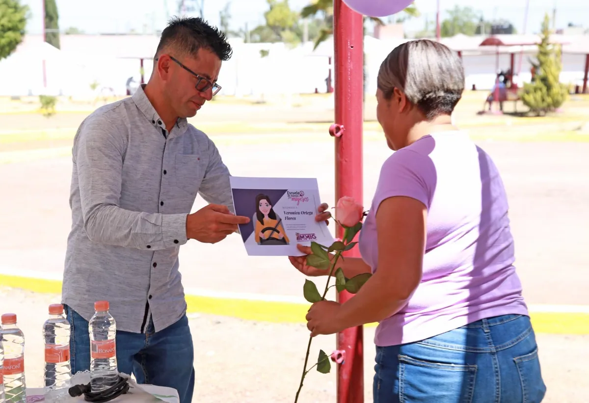 Mujeres de Ecatepec se gradúan de la escuela de manejo e iluminan de violeta el Puente de Fierro