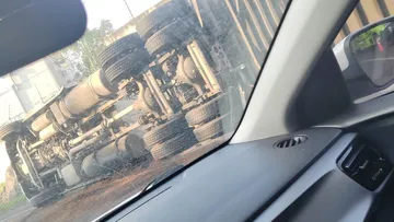 Vuelca tráiler en el Circuito Exterior Mexiquense