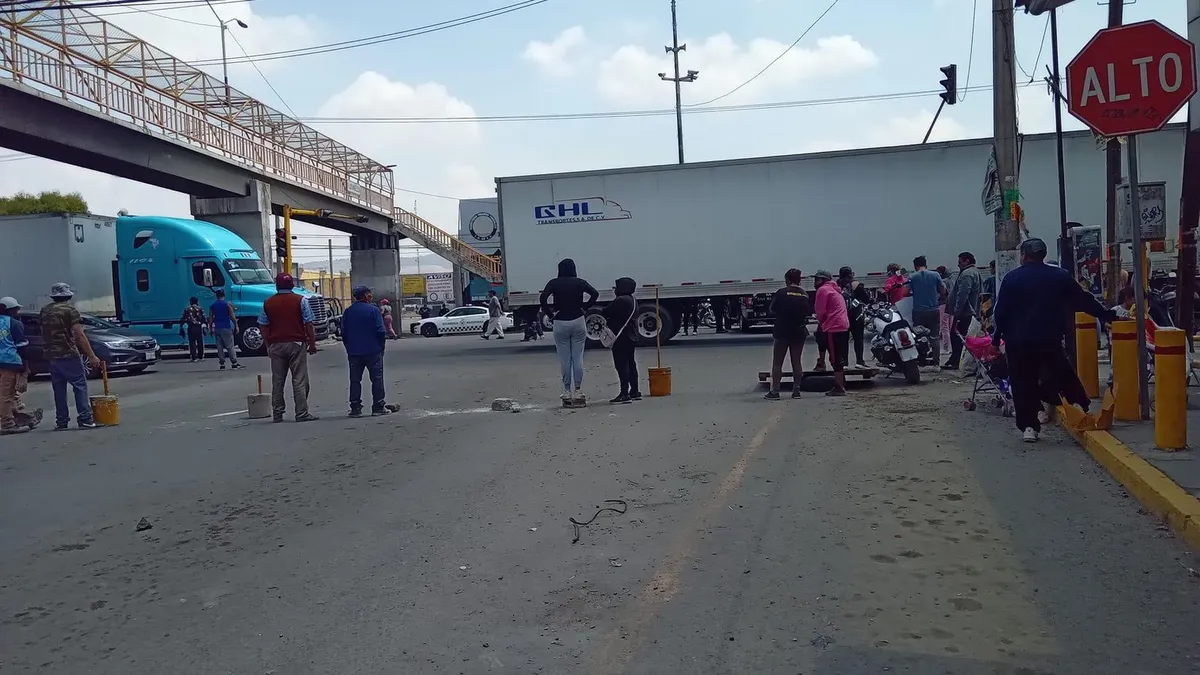 CFE quita “diablitos” y vecinos bloquean la Texcoco-Lechería