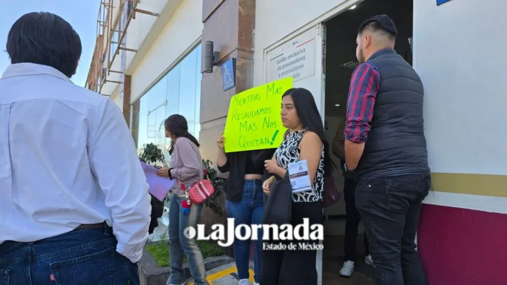 Trabajadores del SAT exigen mejores condiciones laborales