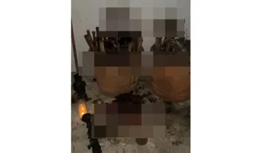 En un cateo en el domicilio del ex director del fideicomiso Lago de Tequesquitengo, Dionicio Álvarez, fueron hallados contenedores con restos óseos, rodeados por palos y crucifijos clavados. Foto: 'La Jornada'