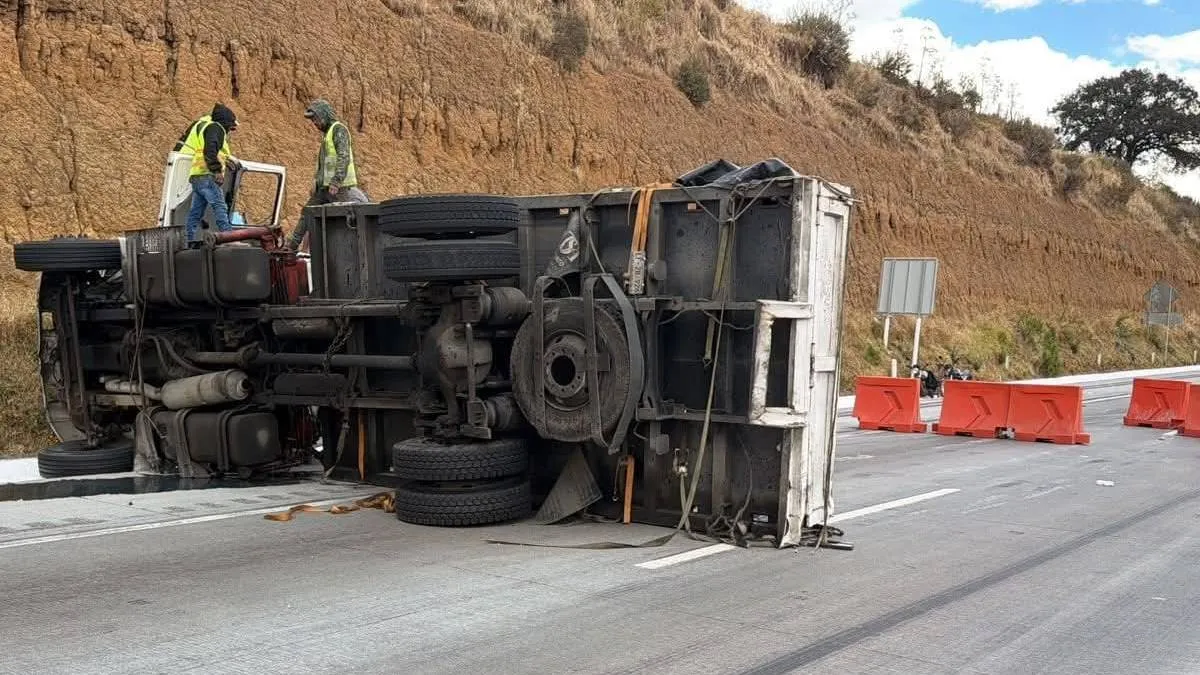 Vuelca tráiler en la México-Puebla