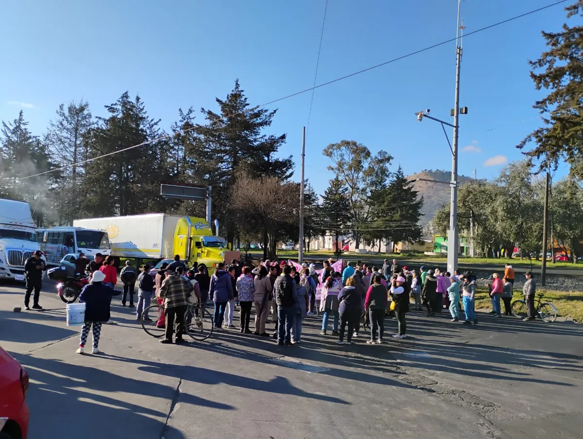 Vecinos de El Tejocote bloquean carretera Toluca-Atlacomulco