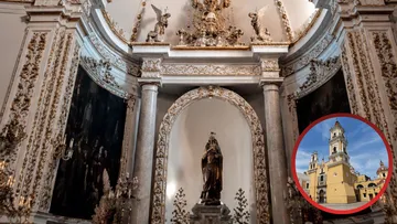 Altar de San Antonio recibe flores y pequeños milagritos con la esperanza de encontrar amor