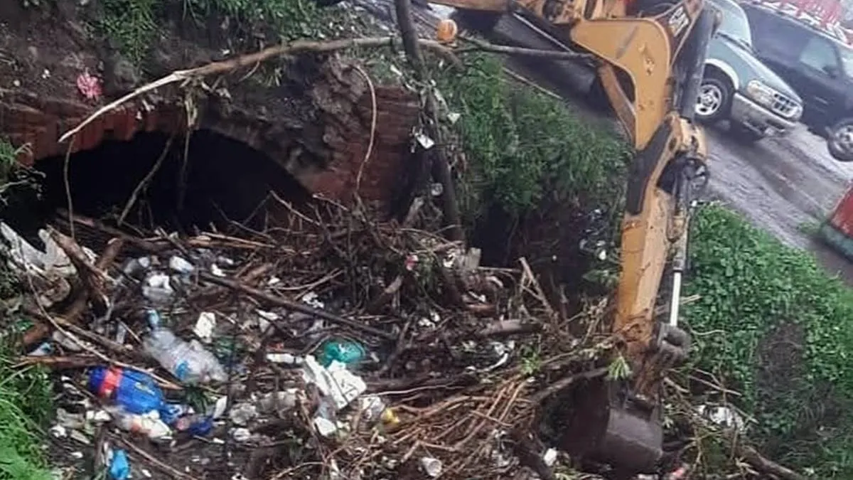 Autoridades monitorean canales de agua de zona oriente en Edomex