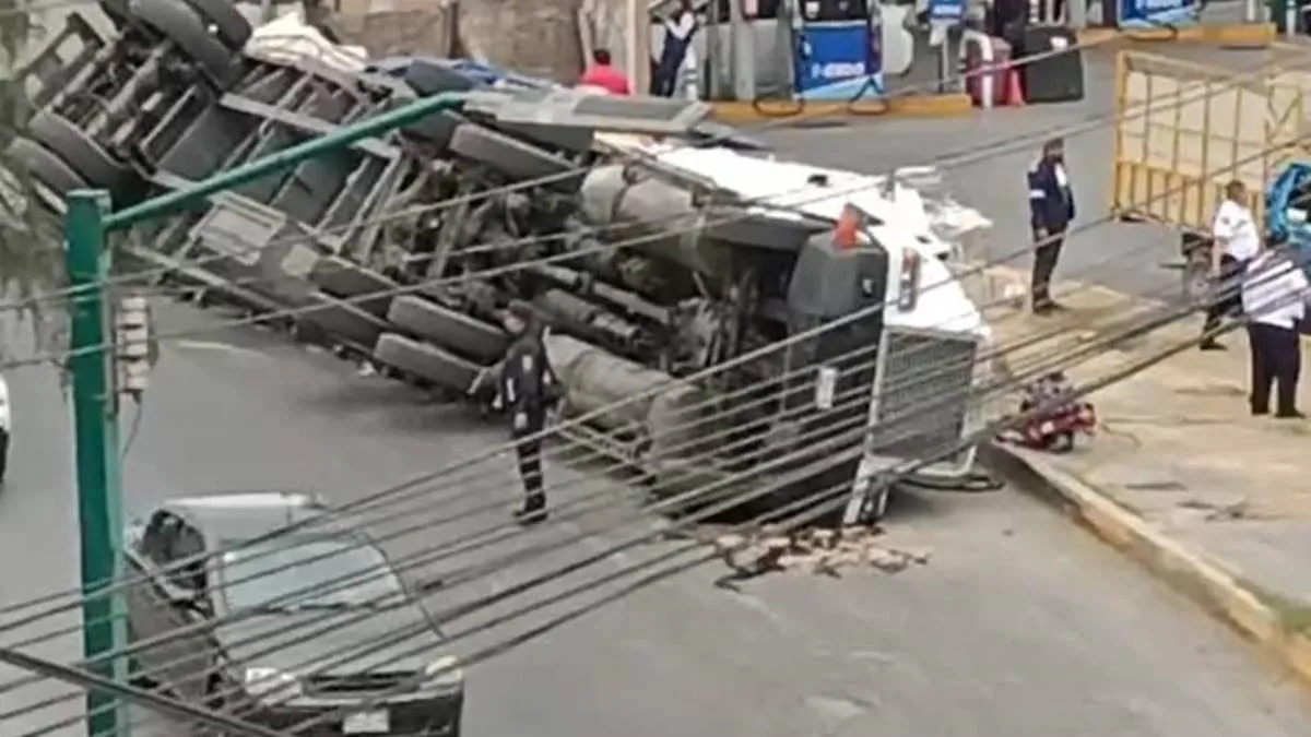 Cuautitlán Izcalli: Tráiler que transportaba madera volcó en avenida Huehuetoca