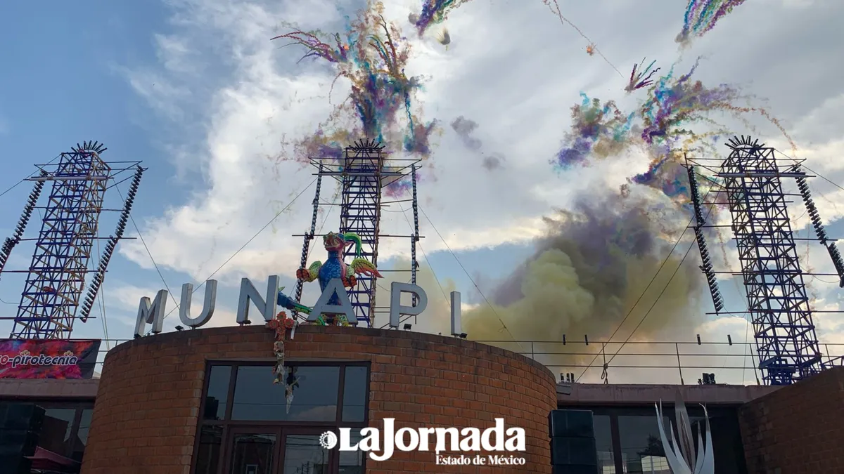 Artesanos llenan de color la Feria Internacional de la Pirotecnia en Tultepec