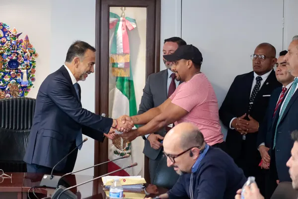 El monto total de la entrega superó los 63 mil pesos, como parte de la política municipal de reparar los daños ocasionados por el mal estado de la vialidad.