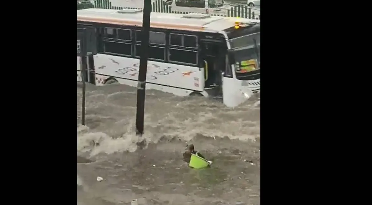 Mujer de la tercera edad es arrastrada por  corriente de agua de lluvias en Coacalco