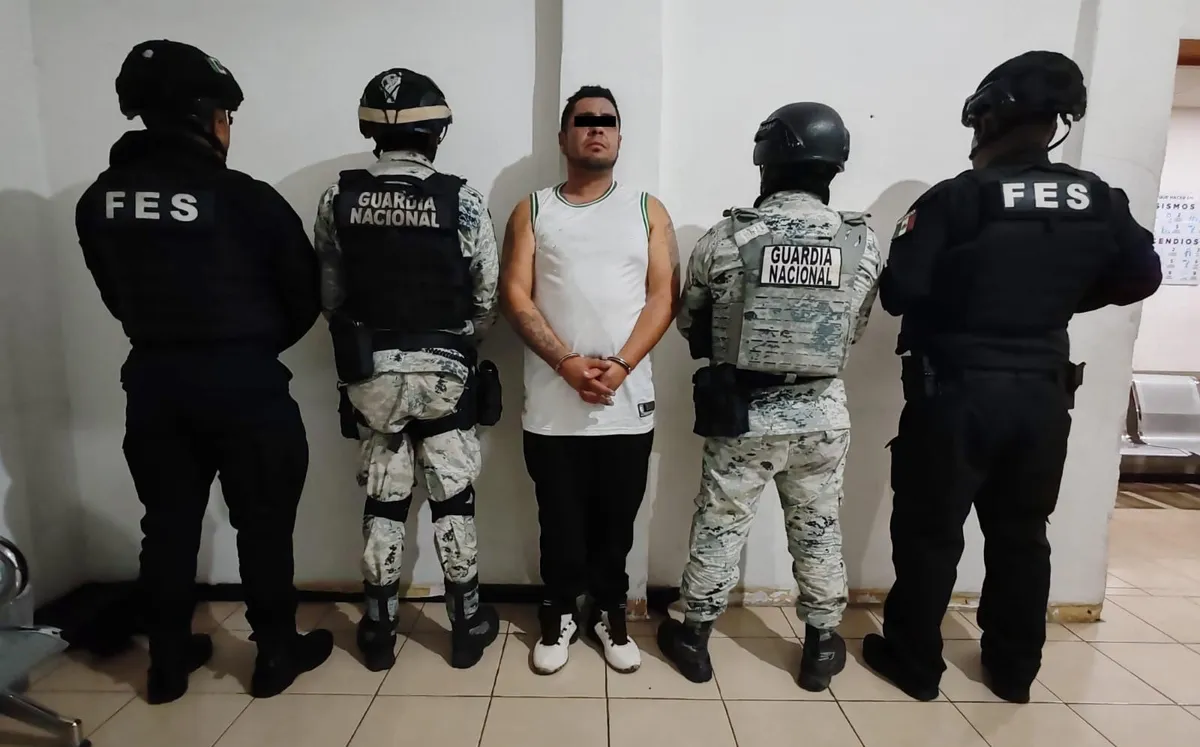 Detienen a hombre que paseaba en un vehículo no oficial y portaba armas en San Mateo Atenco