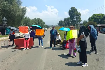 Pacientes renales bloquean la carretera México-Puebla: Exigen hemodiálisis en hospital de Ixtapaluca