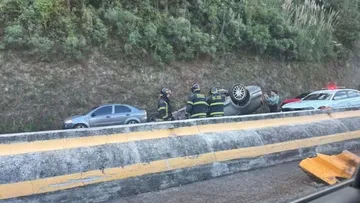Auto vuelca en la México-Toluca; autoridades atienden emergencia