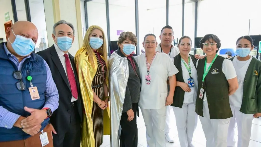 Delfina Gómez entrega regalos a pacientes del Hospital del Niño