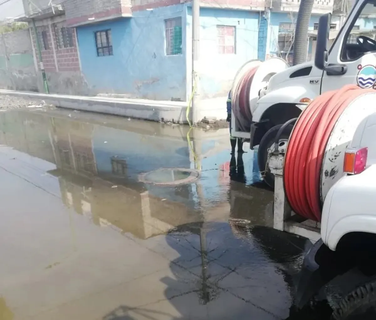 Falta de mantenimiento origina desbordamiento de aguas negras en Chalco