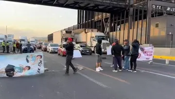 Policías de Valle de Chalco bloquean autopista México-Puebla