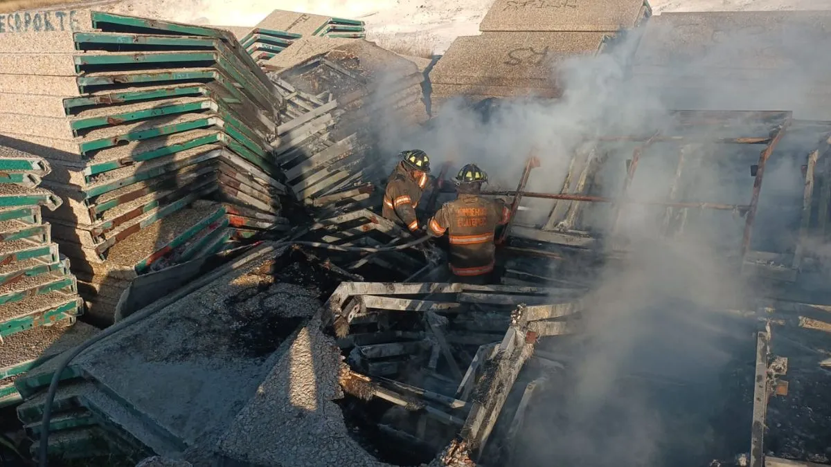 Bomberos de Ecatepec sofocan incendio en Las Américas