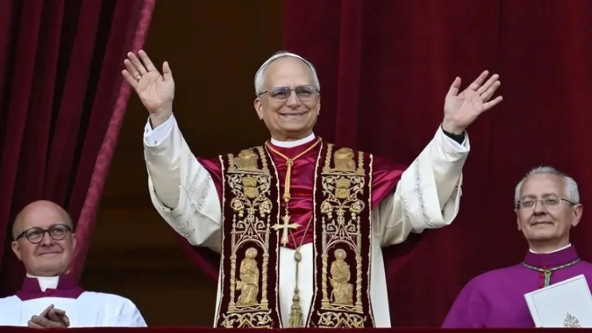 El recién elegido papa León XIV aparece en el balcón de la Basílica de San Pedro en el Vaticano.